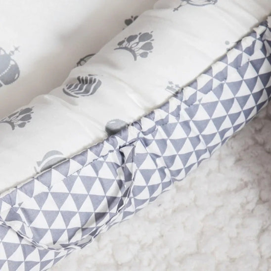 Cocon bebe gris et blanc vu de près