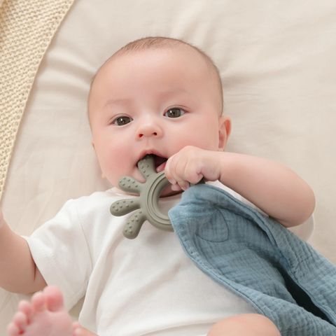 doudou-bebe-gaze-de-coton-avec-jouet-de-dentition