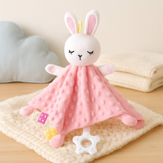 Doudou lapin rose peluche douce câline posé sur fond neutre