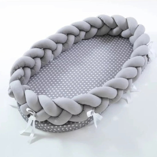 Reducteur de lit tressé gris sécurisant pour nouveau-né