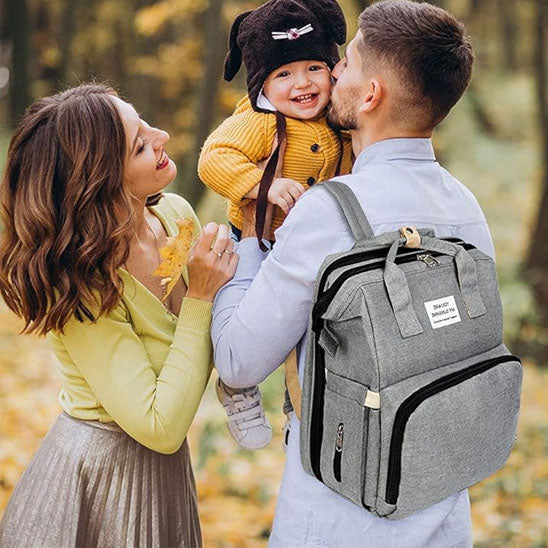 Sac a langer lit gris porté par papa en balade