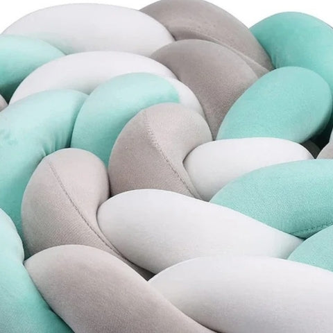 Gros plan sur le tour de lit tressé 4 brins gris, blanc et vert pour lit bébé