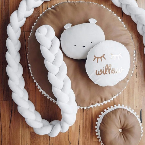 Tour de lit tressé blanc dans une chambre de bébé moderne, déco tendance et abordable