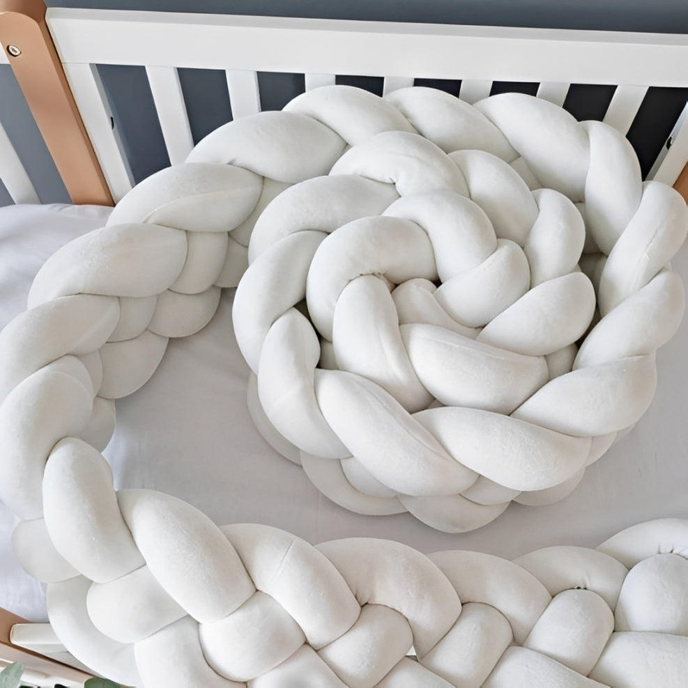 Tour de lit tressé blanc en velours doux dans un lit à barreaux