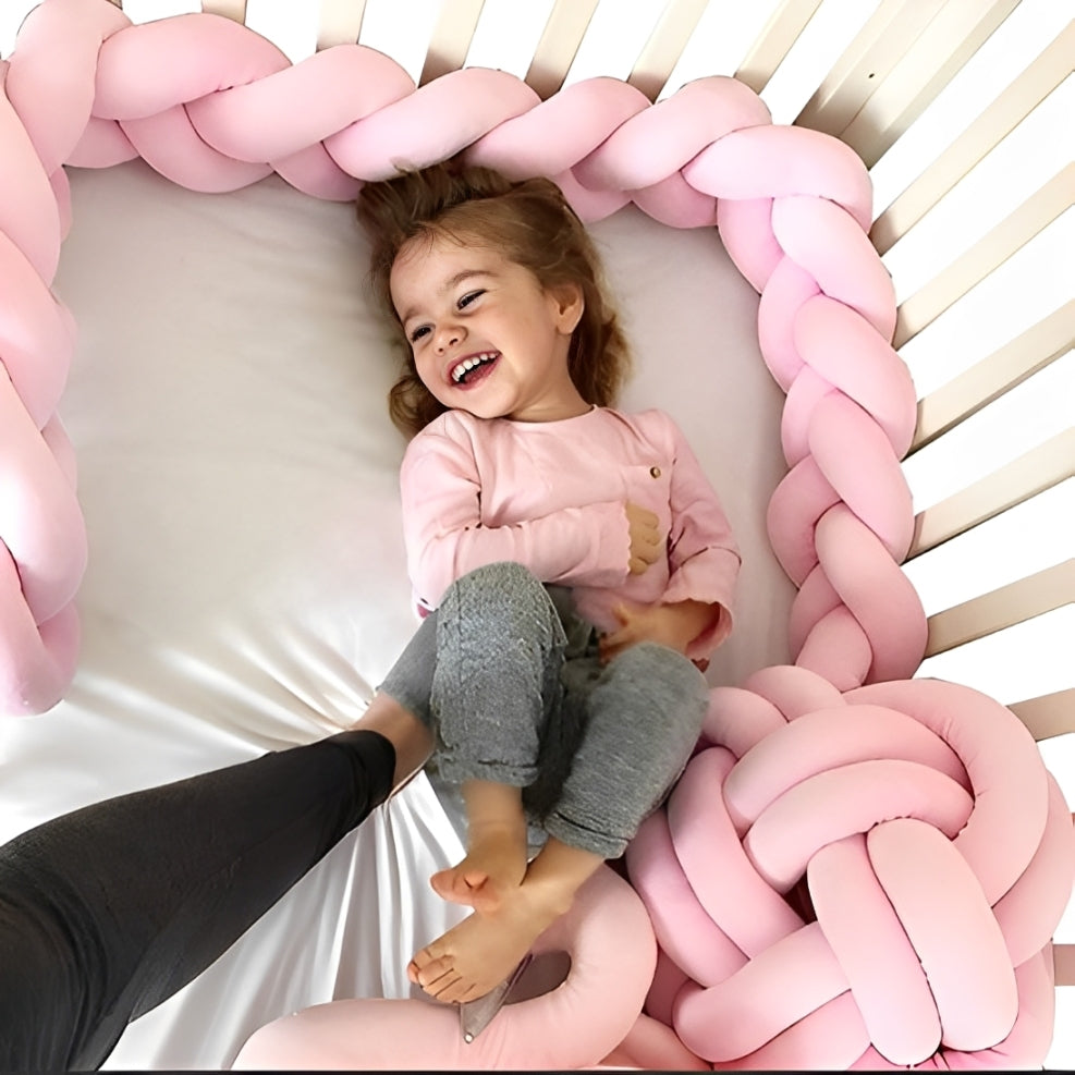 Tour de lit tressé rose lit évolutif petite fille heureuse