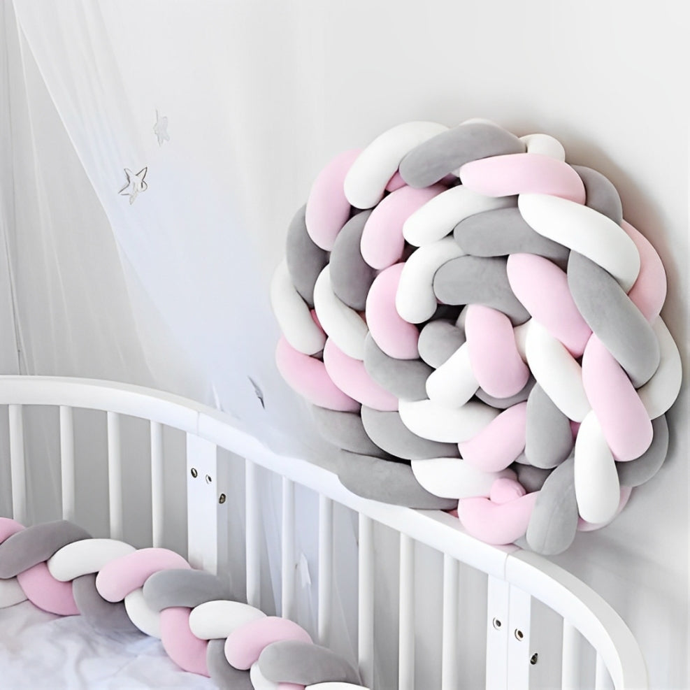Lit à barreaux sécurisé par une tresse de lit bébé modulable et respirante, barrière anti-choc pour un sommeil serein.