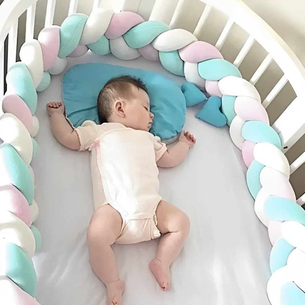 Tresse de lit bébé couleurs pastel protégeant bébé endormi