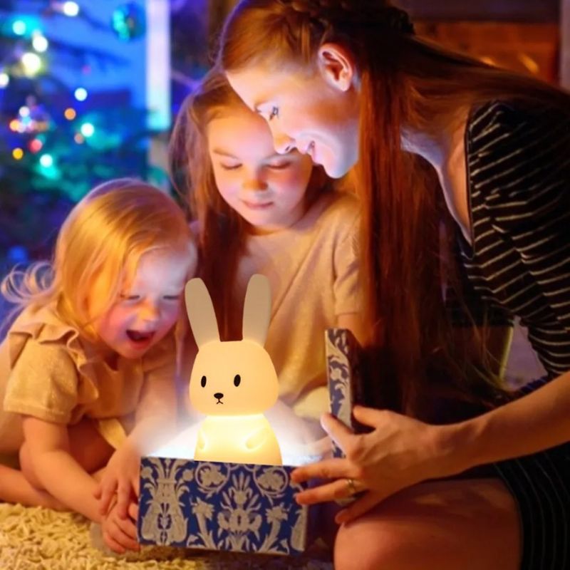 Veilleuse bébé lapin cadeau ouvert par maman et enfants