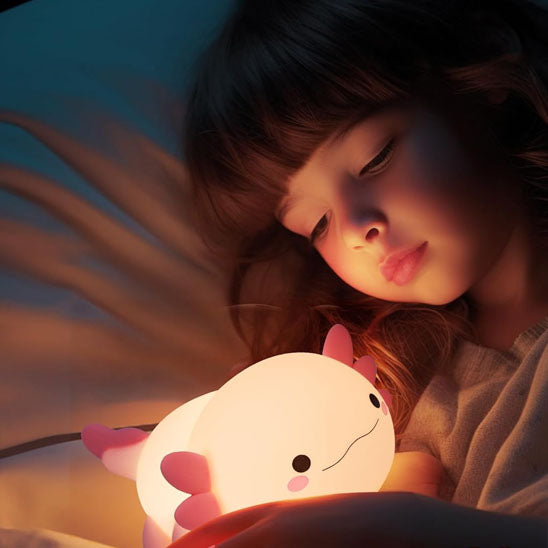 veilleuse de nuit usb rose avec petite fille couchee regard attendri