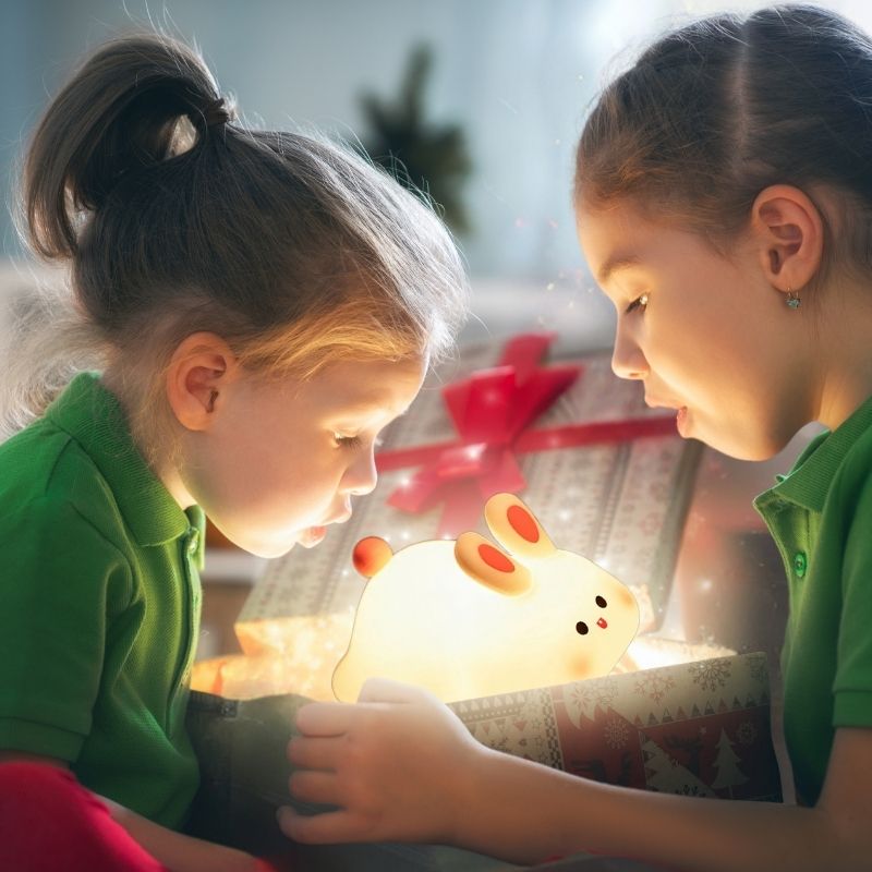 Veilleuse lapin LED découverte par petites filles ouvrant cadeau