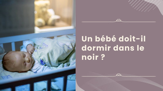 Bébé dormant dans le noir avec une lumière douce