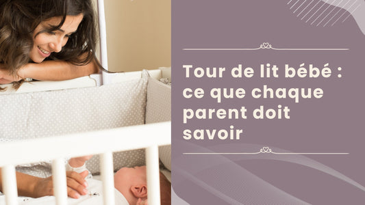 Une maman attendrie regarde son bébé dormir dans un lit à barreaux avec un tour de lit respirant gris à pois blancs