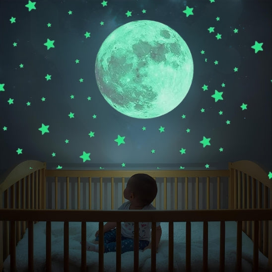 Autocollant phosphorescent lune et étoiles décoratives dans la chambre bébé