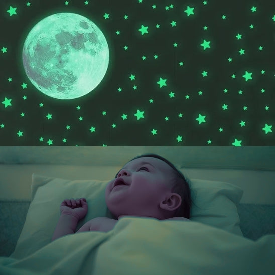 Autocollant phosphorescent bébé admirant étoiles dans le noir