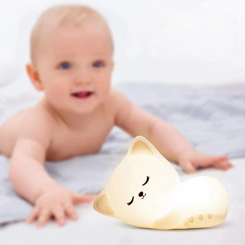 Bébé avance vers veilleuse bébé chat