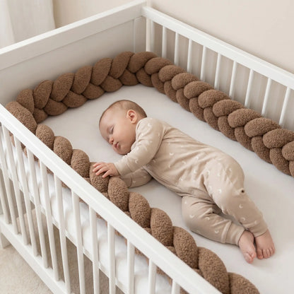 Bébé dort paisiblement entouré par tresse de lit bébé bouclette