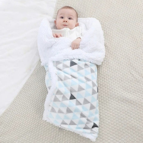 Bébé emmailloté dans une couverture bebe polaire douce et chaude