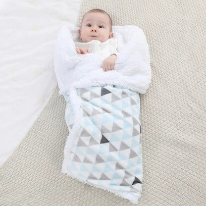 Bébé emmailloté dans une couverture bebe polaire douce et chaude