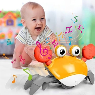 Bébé jouant avec jouet bebe crabe interactif orange USB