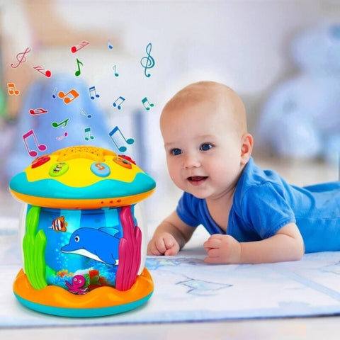 Bébé jouant avec veilleuse bébé projection plafond premier âge