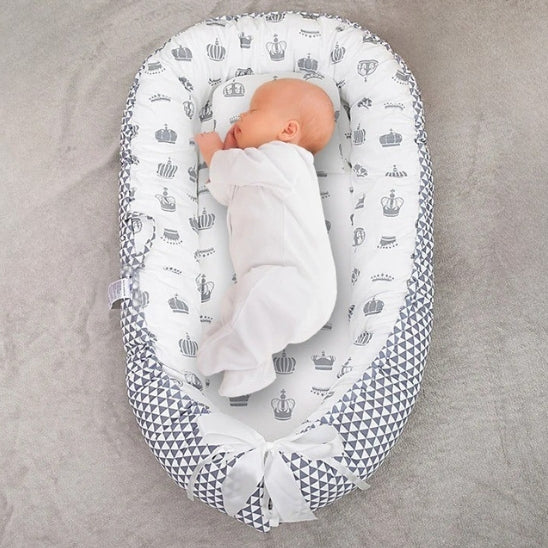 Cocon bebe gris et blanc avec bébé endormi