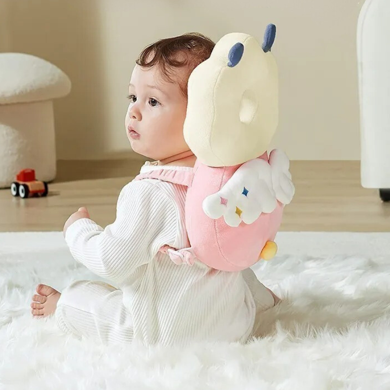 Bébé assis avec coussin bebe ange dans le dos
