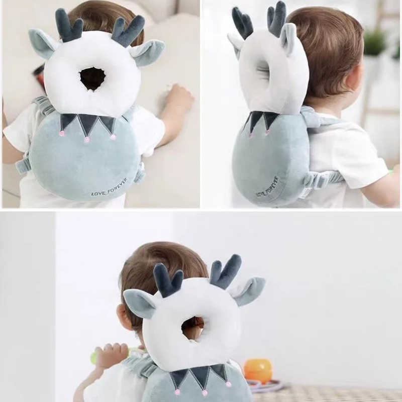 Bébé debout avec coussin bebe cerf sécurisant dans le dos