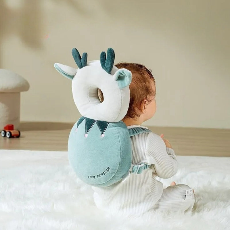 Bébé avec coussin bebe cerf protégeant tête et dos