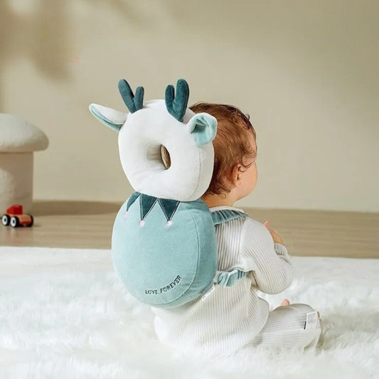 Bébé avec coussin bebe cerf protégeant tête et dos
