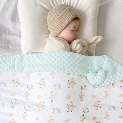 couverture-bebe-allonge-confortable-tissu-moelleux