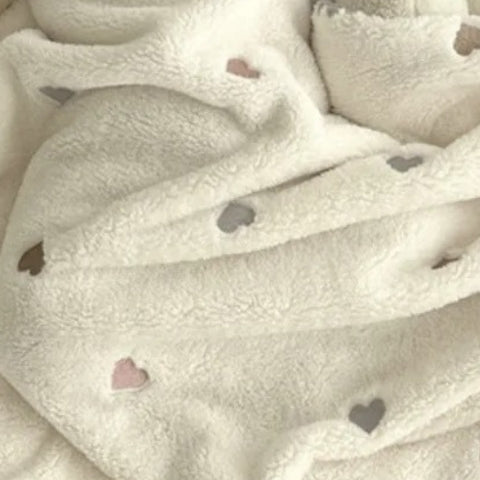 Couverture bébé beige en polaire avec cœurs brodés