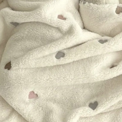 Couverture bébé beige en polaire avec cœurs brodés