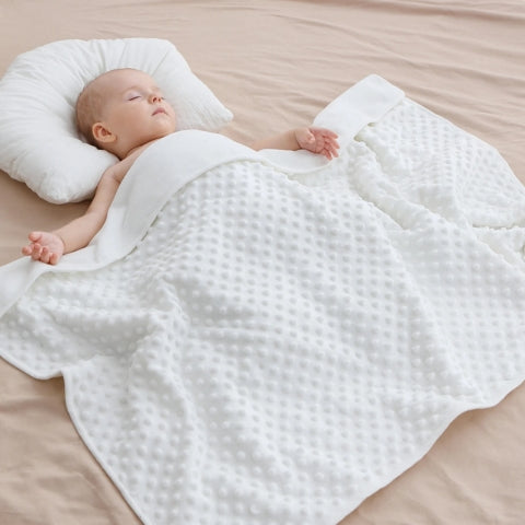 Couverture bébé blanche chaude couvrant bébé qui dort paisiblement
