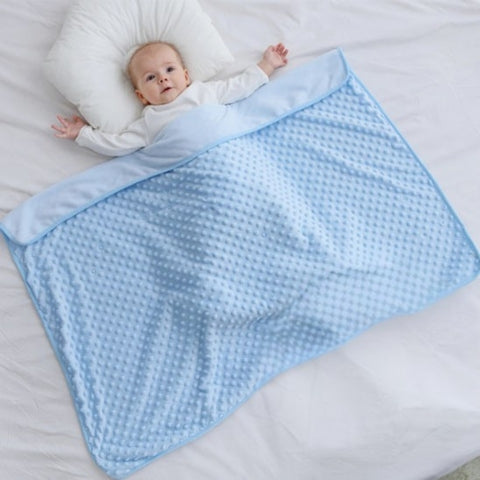 Couverture bébé bleue en coton couvrant bébé