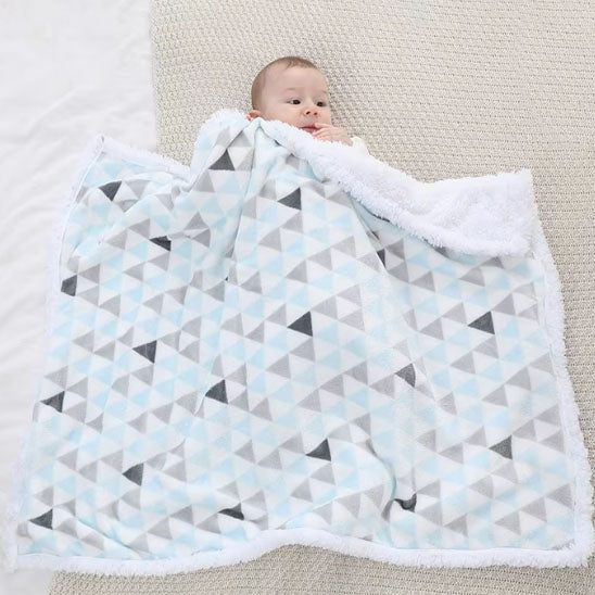 Bébé sous couverture bebe polaire triangles bleus et gris