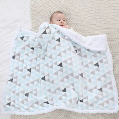 Bébé sous couverture bebe polaire triangles bleus et gris