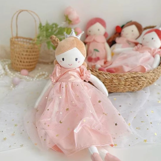Doudou fille princesse sur commode chambre enfant
