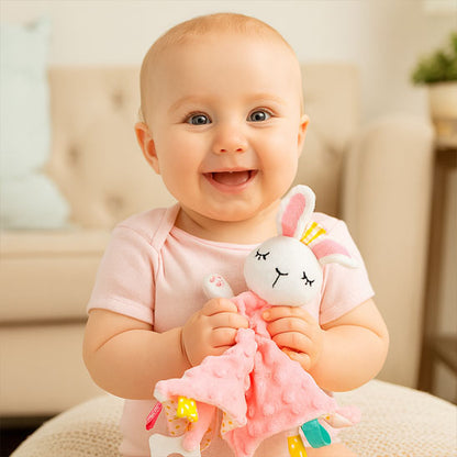 Bébé fille serrant son doudou lapin rose peluche douce en souriant