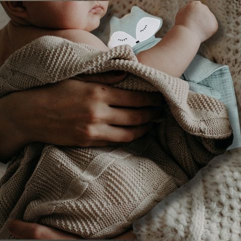 Doudou renard avec bébé câlin dans les bras maman