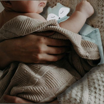 Doudou renard avec bébé câlin dans les bras maman
