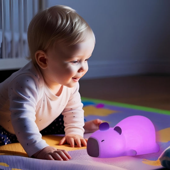 Enfant jouant avec veilleuse bebe Capybara LED violette