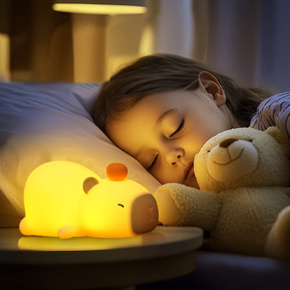  Fillette endormie avec veilleuse bebe capybara


