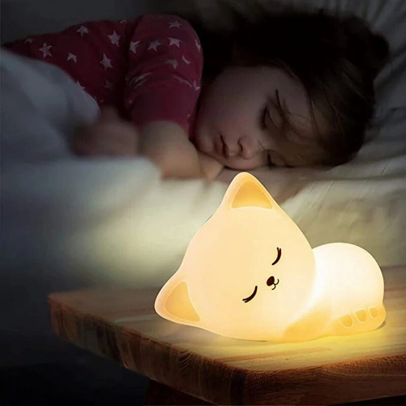 Fillette endormie avec veilleuse bébé chat 