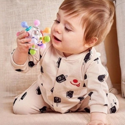 Hochet bébé garçon jouant avec son jouet de dentition sensoriel