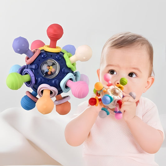 Bébé utilisant le hochet bébé sensoriel pour soulager ses gencives