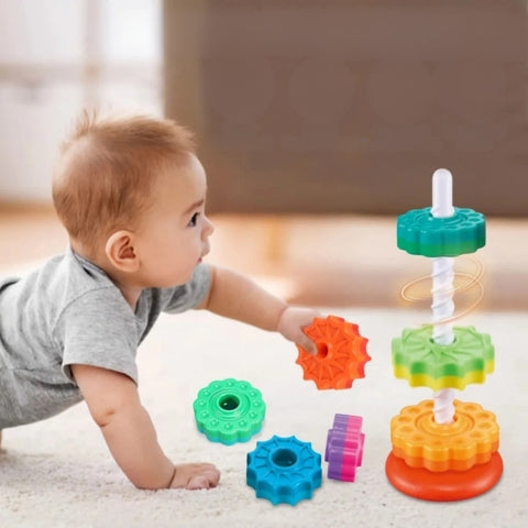 Bébé joue à quatre pattes avec un jouet bebe à empiler 
