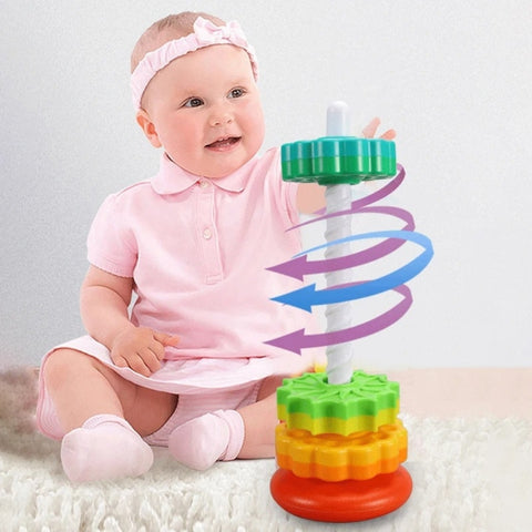 Bébé joue avec le jouet bebe tour à empiler rotative