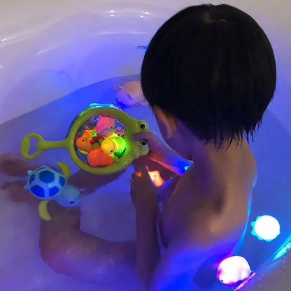 Enfant jouant avec jouet de bain lumineux interactif