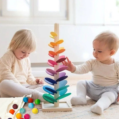 Jouet en bois bébé moment de jeu partagé entre enfants