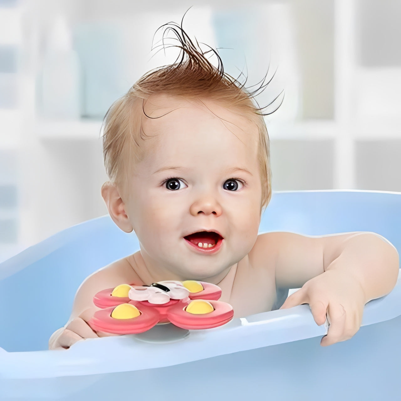 Enfant jouant avec jouet pour bébé toupie papillon ventouse baignoire